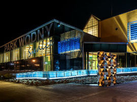 Noc w basenie na początek wakacji