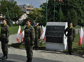 Kwiaty i wystawa w 77. rocznicę wybuchu II wojny