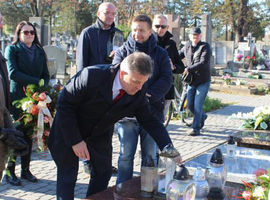 Umarłych wieczność dotąd trwa… dokąd pamięcią się im płaci