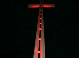 Krzyż Papieski widoczny również w nocy