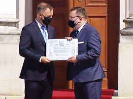 Okolicznościowa tablica od Prezydenta RP