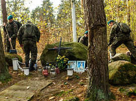 Żołnierze uprzątnęli groby