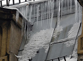 Odśnieżajmy dachy po opadach śniegu