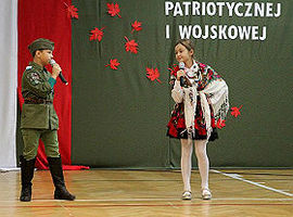 Patriotyczne śpiewanie w "Dziesiątce"