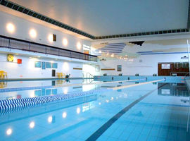 Informacja o cenach biletów i karnetów na pływalni w SP 8